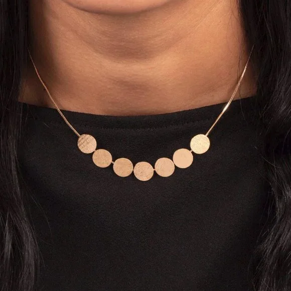 Paparazzi Jewelry Accessories - Slimmer Glimmer - Gold Necklace - Vintage - Picture 4 of 6